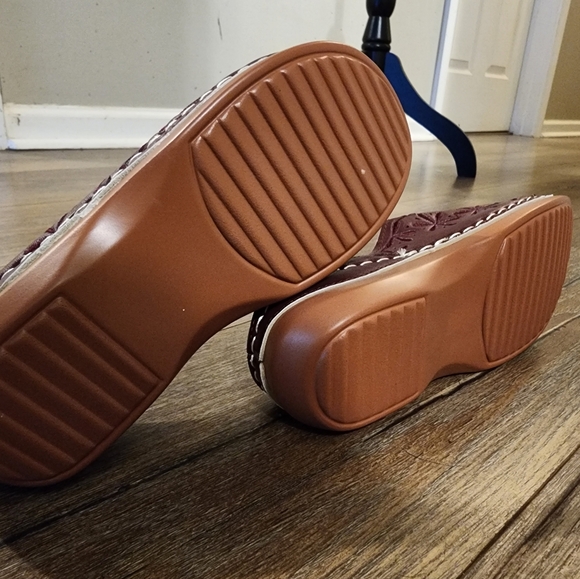 Size 7 Sandals - Never Worn - Picture 5 of 6